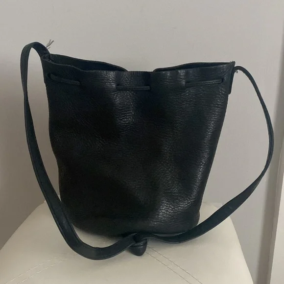 BAGGU Black Crossbody Bag with Sleek Design - Picture 3 of 9